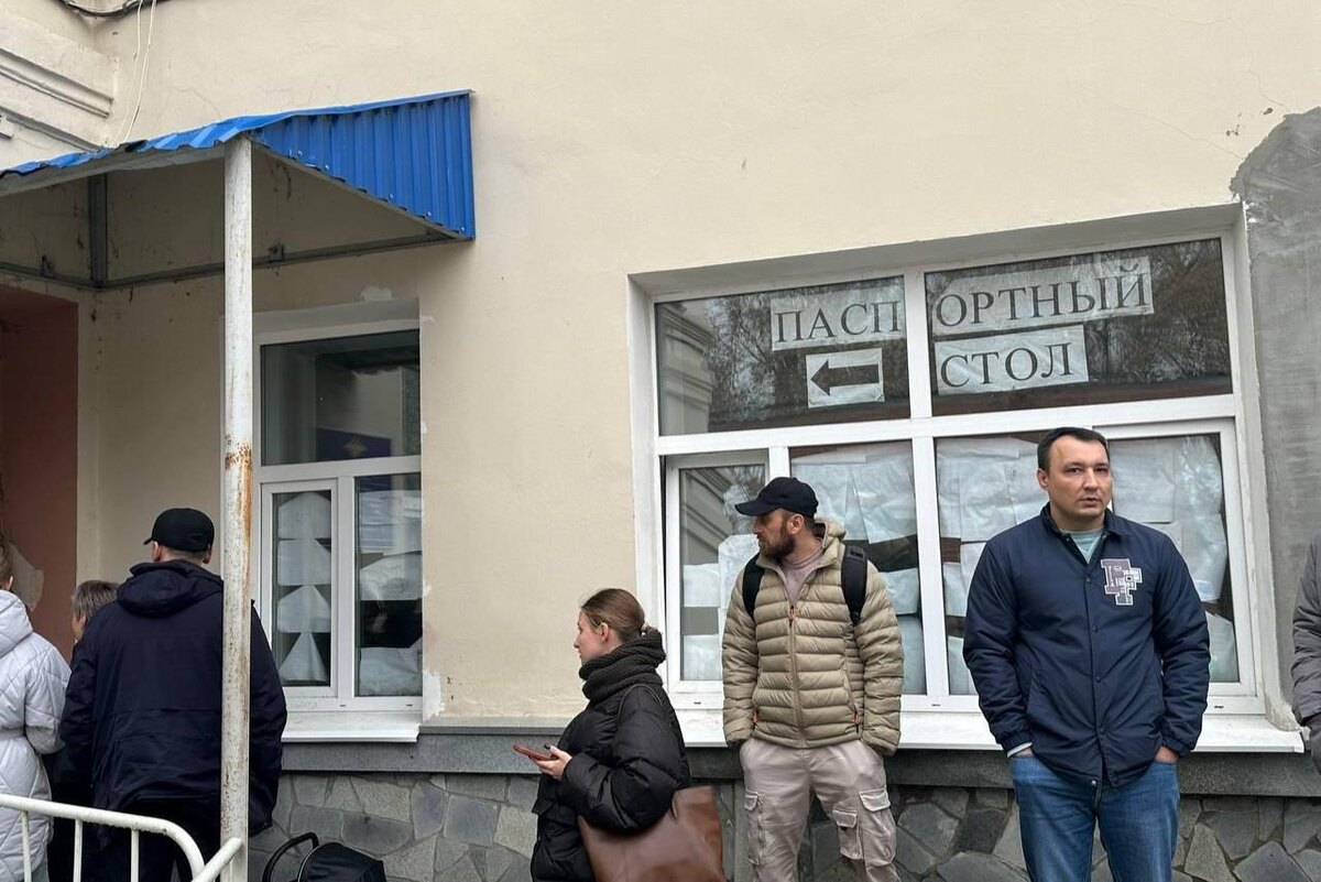 В таких очередях разбиваются многие мечты, но наш герой решил идти до конца.