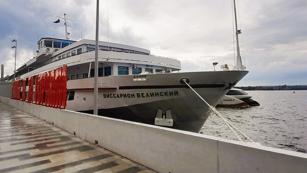 теплоход Виссарион Белинский на Речном вокзале города Пермь.