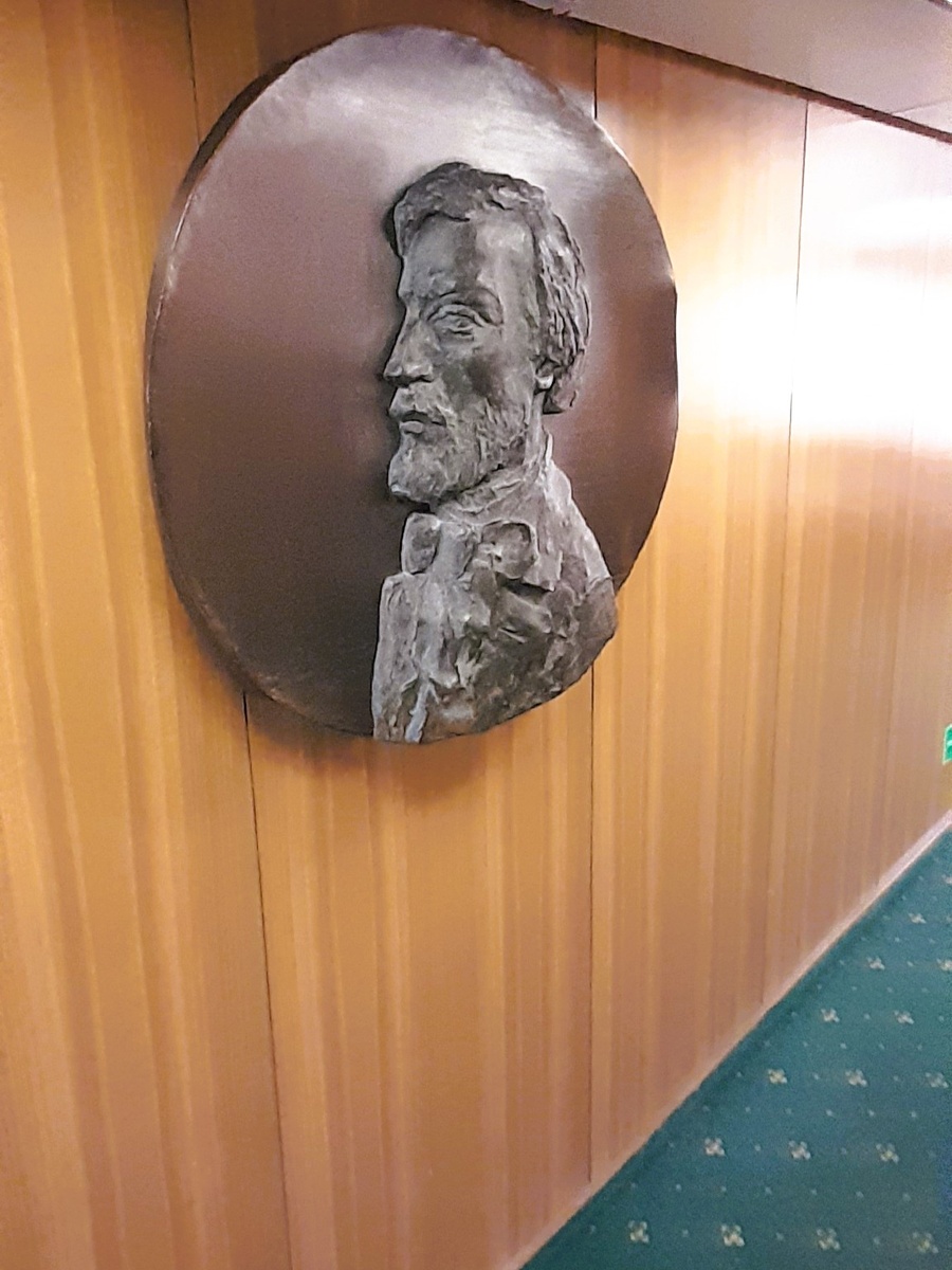 барельев литературного критика В. Белинского.