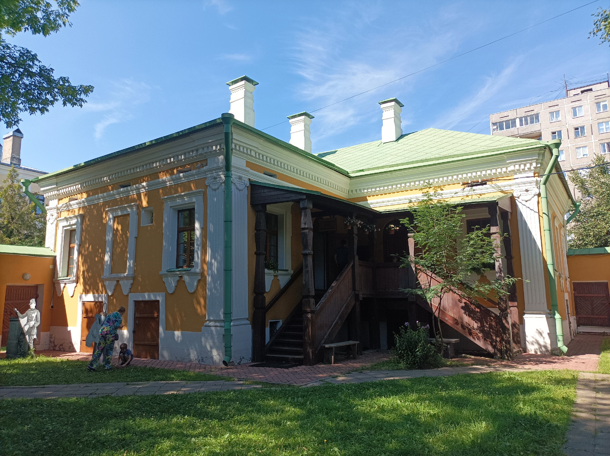 Он же вид со двора
