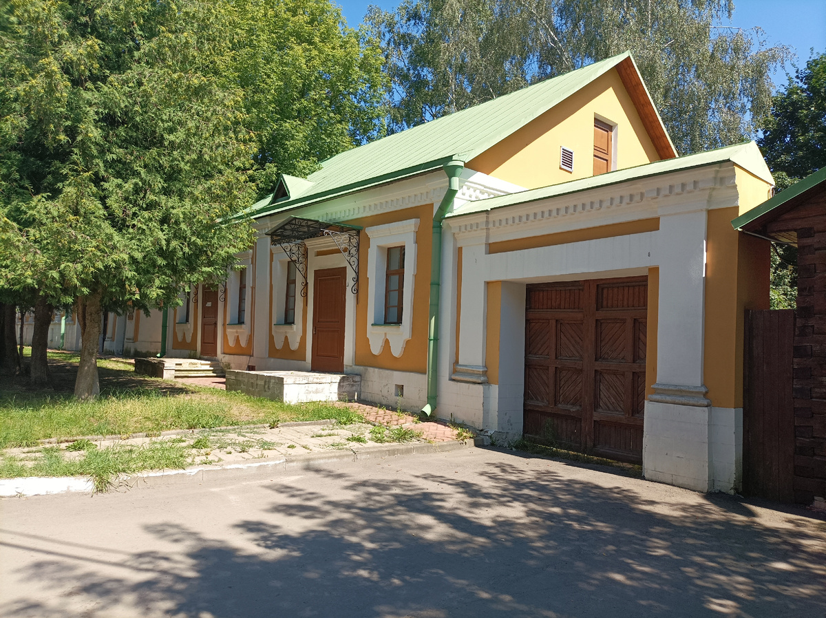 Южный флигель усадьбы, сооружён в середине 19 века и использовался как склад товаров.