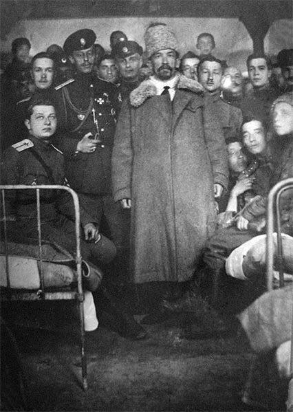 Генерал Л.Г. Корнилов в общежитии на Барочной в Новочеркасске. Слева от него: полковник М.О. Неженцев, прапорщик С.Н. де Боде (сидит)