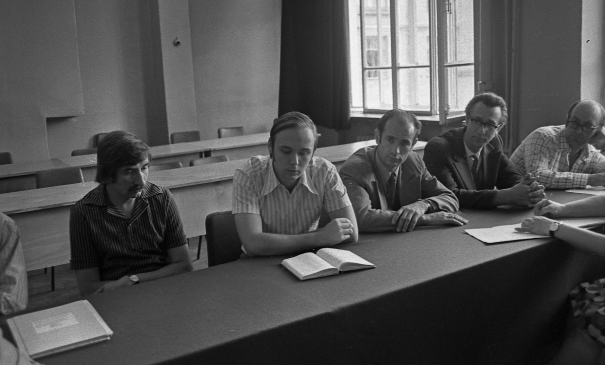 С сообщением выступает В.А. Любартович. Слева от него М.А. Шерышев,справа В.А.Миронов, В.В. Cкачков, В.К. Скуратов.