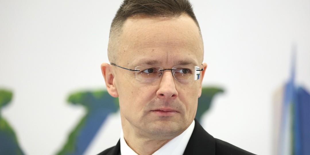 Сийярто: Венгрия и Словакия оспорят запрет ЕС на поставки нефти и газа из РФ