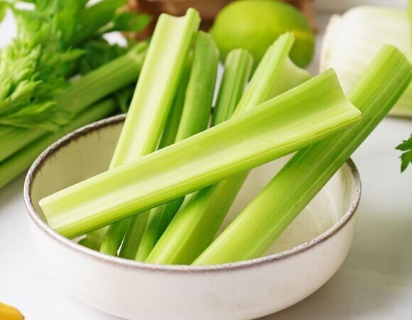 Ем маринованные стебли сельдерея целыми днями и не могу остановиться — забыла про огурцы и "подсадила" на вкуснятину всех вокруг