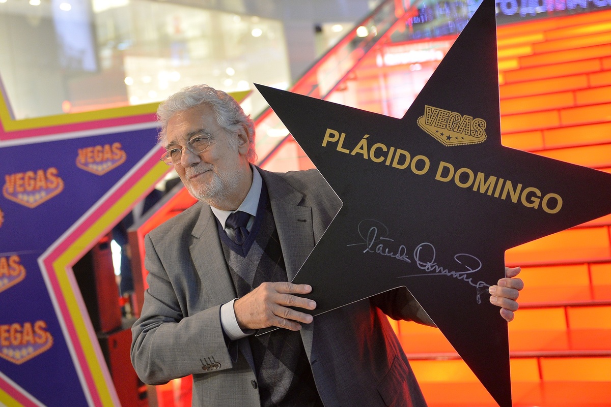   Оперный певец Пласидо Доминго на торжественной церемонии подписания именной звезды на аллее славы в Vegas Крокус Сити./Владимир Астапкович/РИА Новости