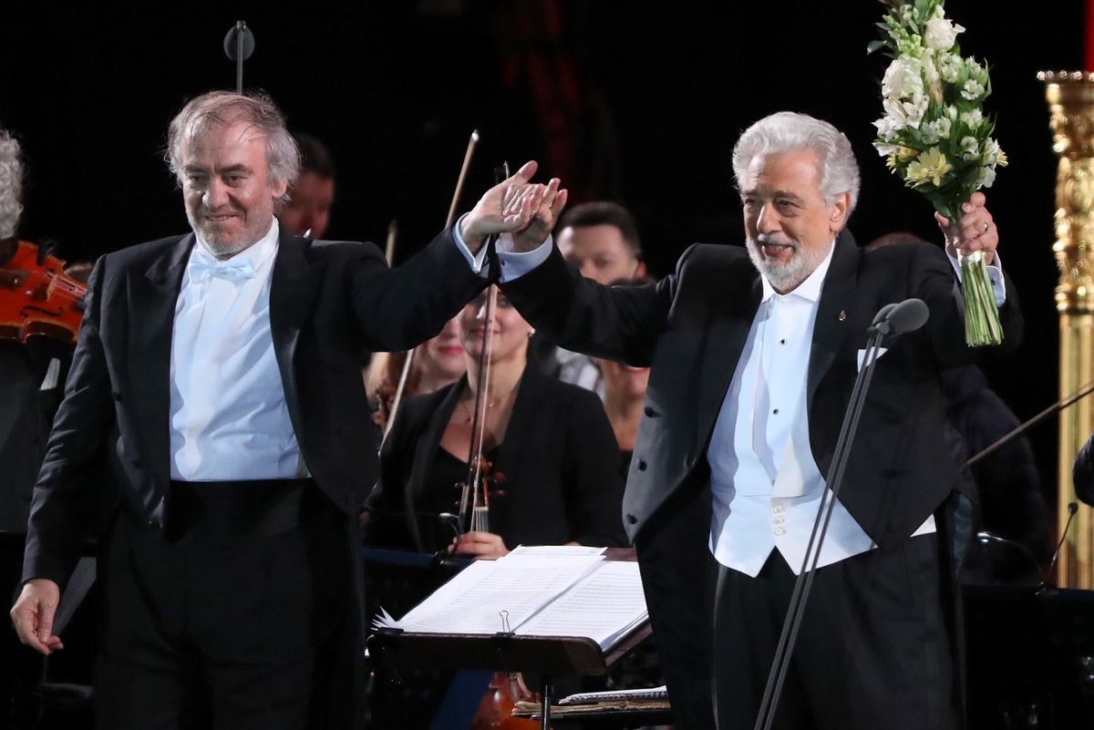    Художественный руководитель и генеральный директор Мариинского театра Валерий Гергиев и испанский оперный певец (тенор) Пласидо Доминго на Красной площади на гала-концерте звёзд мировой оперной сцены, приуроченного к проведению чемпионата мира по футболу - 2018./Илья Питалев/РИА Новости