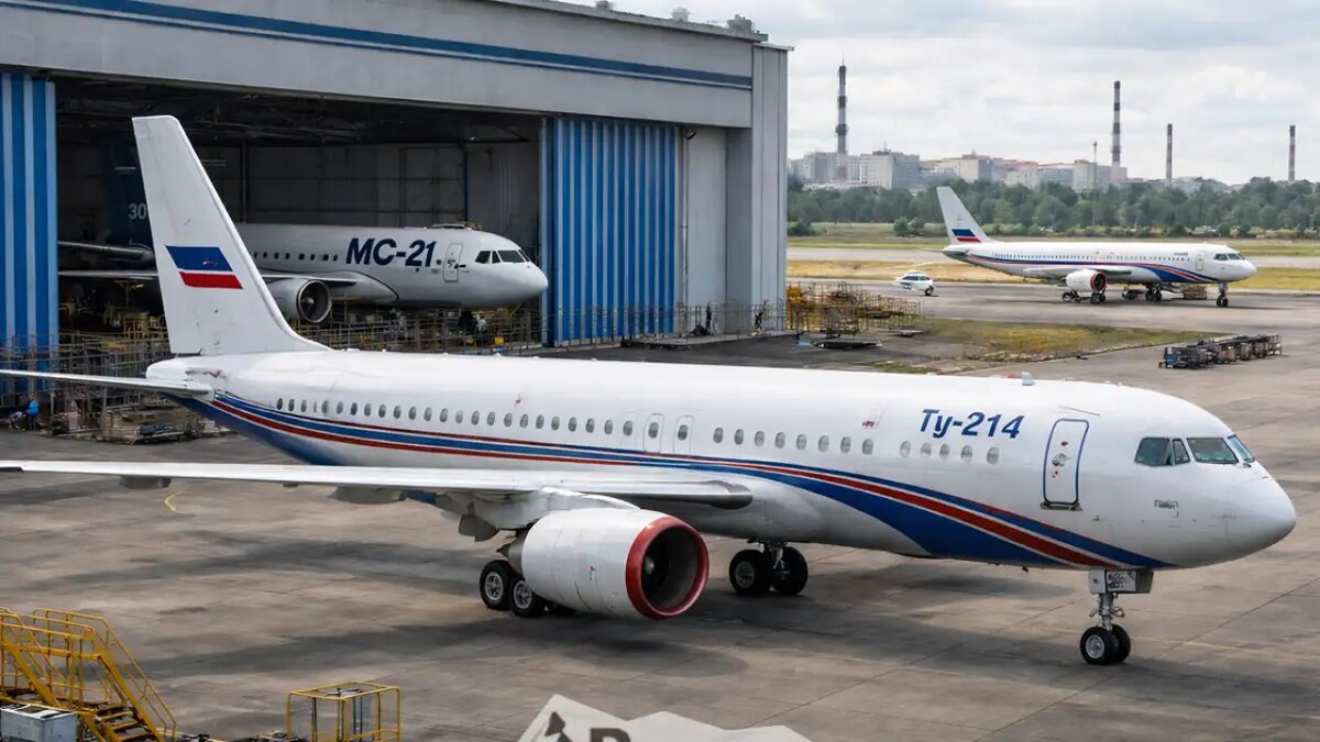    Ту-214 и МС-21. © Коллаж / Ridus.ru