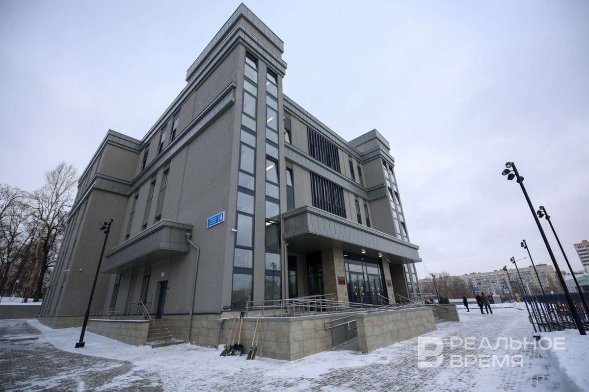    Вчера на новом здании появились официальные вывески. Артем Дергунов / realnoevremya.ru