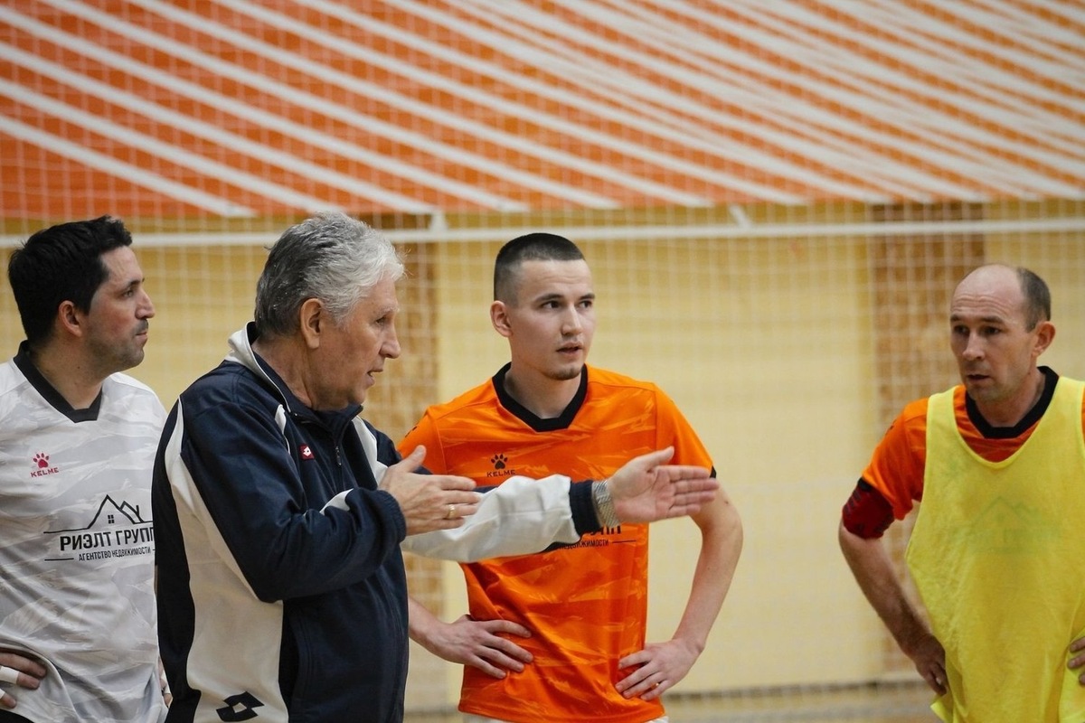    Экс-наставник Хромых Ренат Камалетдинов дает наставления Сергею Бульмаге (крайний слева) и Владимиру Ягуткину (крайний справа). предоставлено федерацией футбола Татарстана