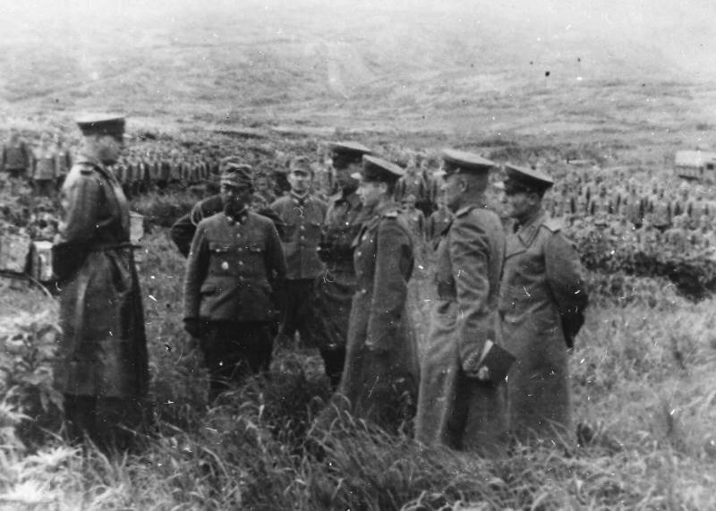 Советские офицеры принимают капитуляцию японского гарнизона на острове Матуа, август 1945 года.