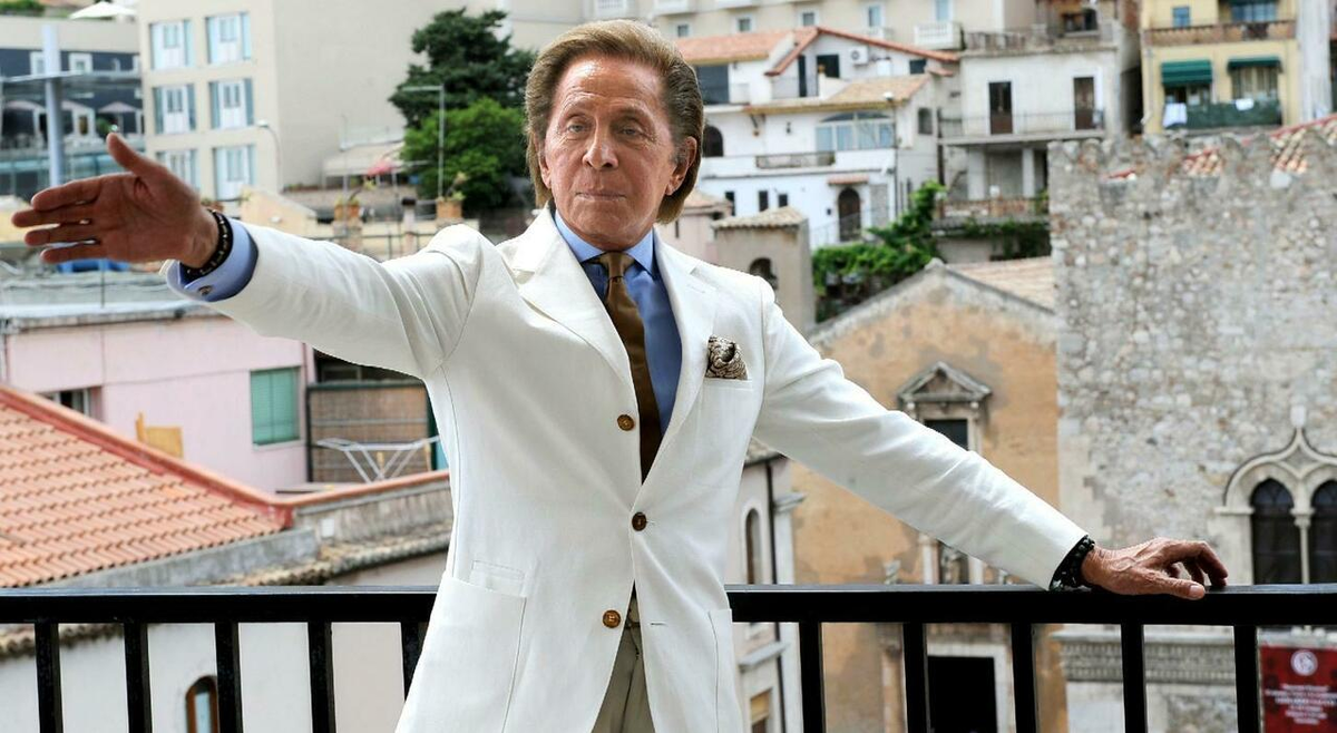 В 1968 году Валентино Гаравани первым в истории моды использовал логотип в качестве декоративного элемента.