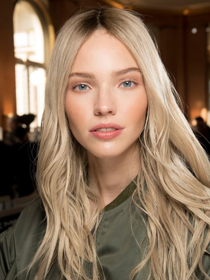 Я десять лет назад. В роли рассказчицы Марианны Саша Лусс