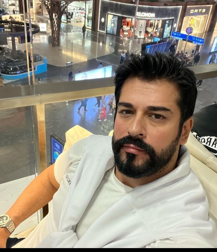 Все мысли о процветании родного района. Вот так он тогда выглядел. В роли Виктора турецкий актёр Бурак Озчивит