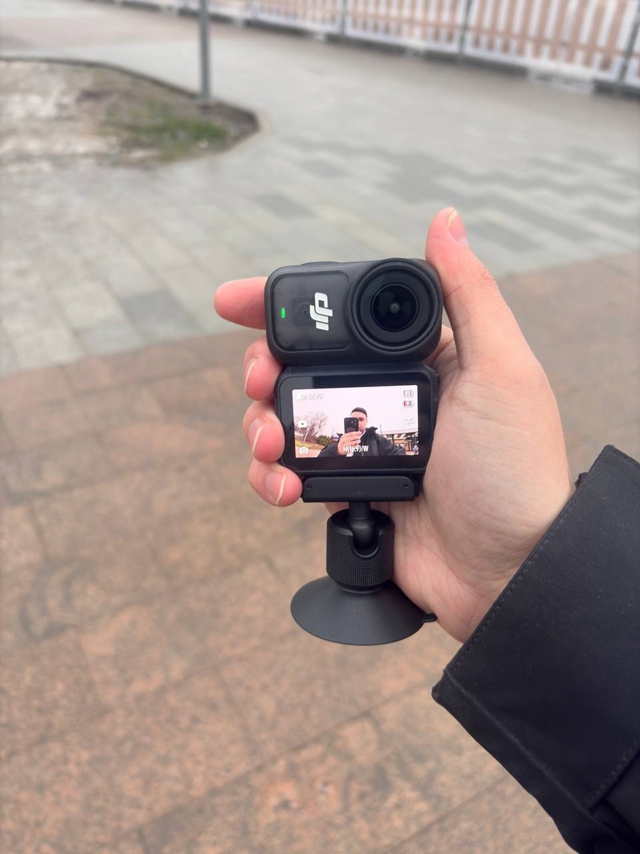 камера dji osmo nano в руках у блогера Егора Бабича