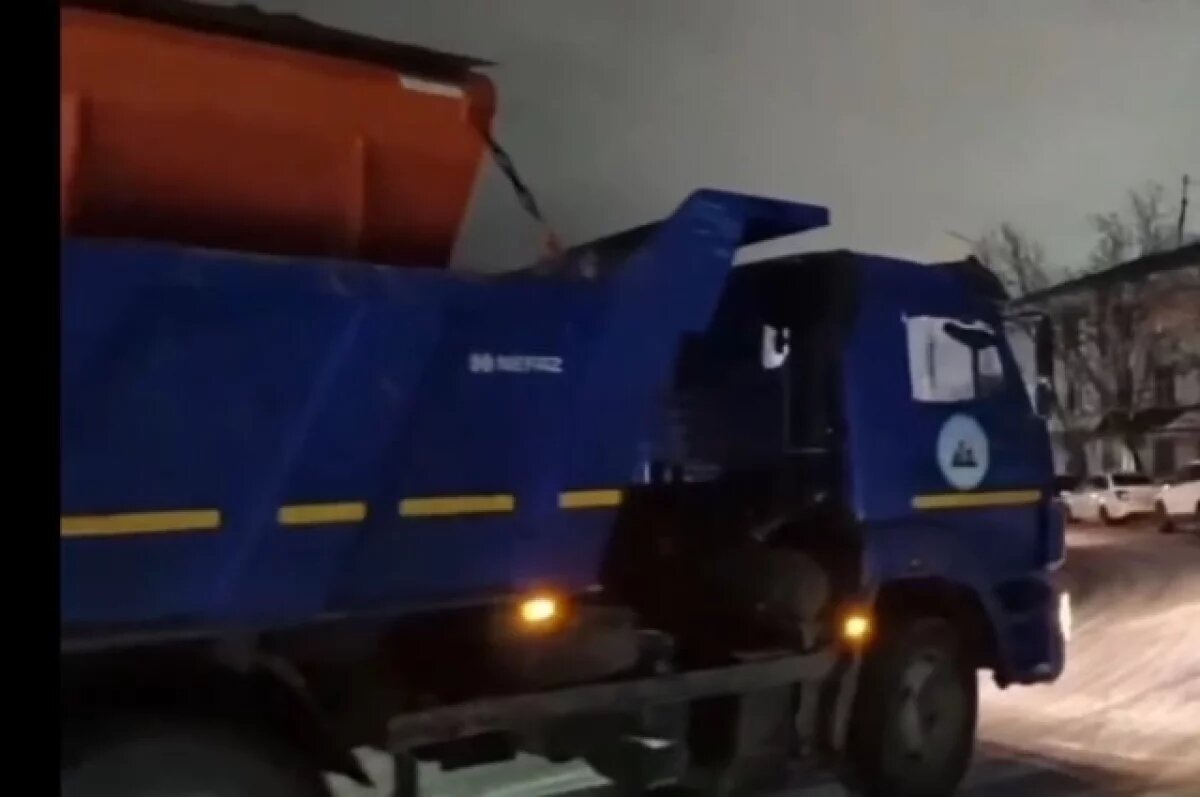    Коммунальщики Махачкалы четвертый день круглосуточно убирают снег и наледь