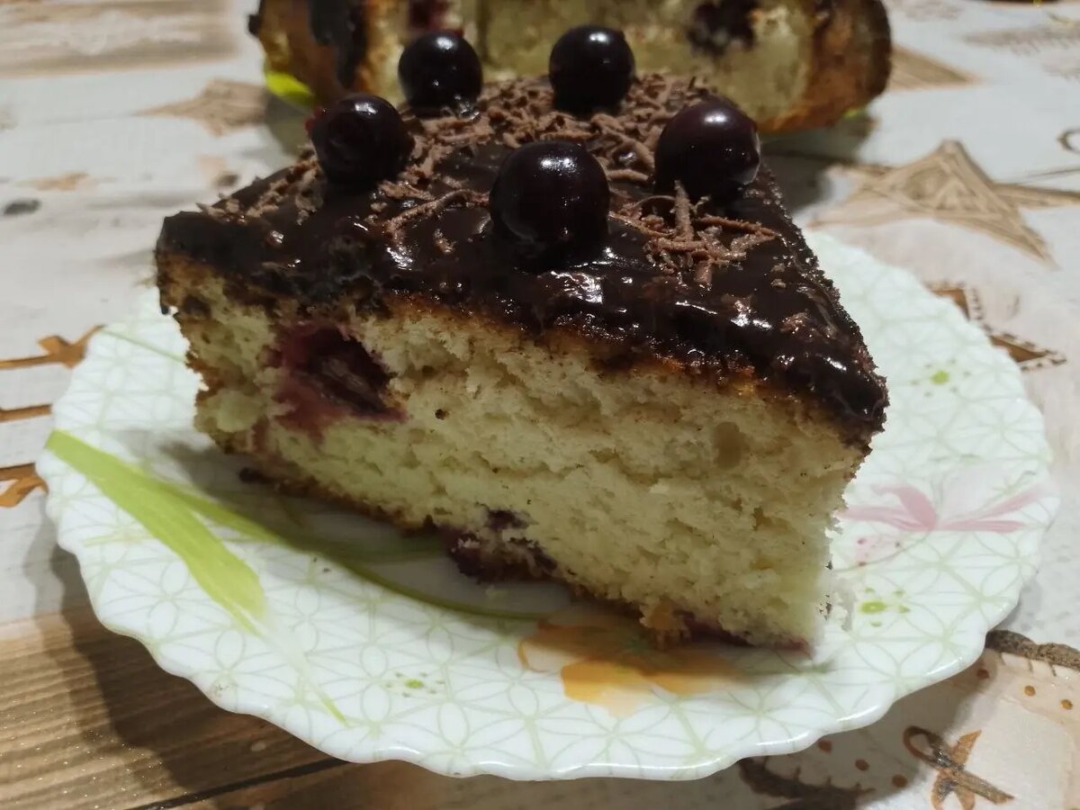 Бисквитный пирог со смородиной, в шоколадной глазури