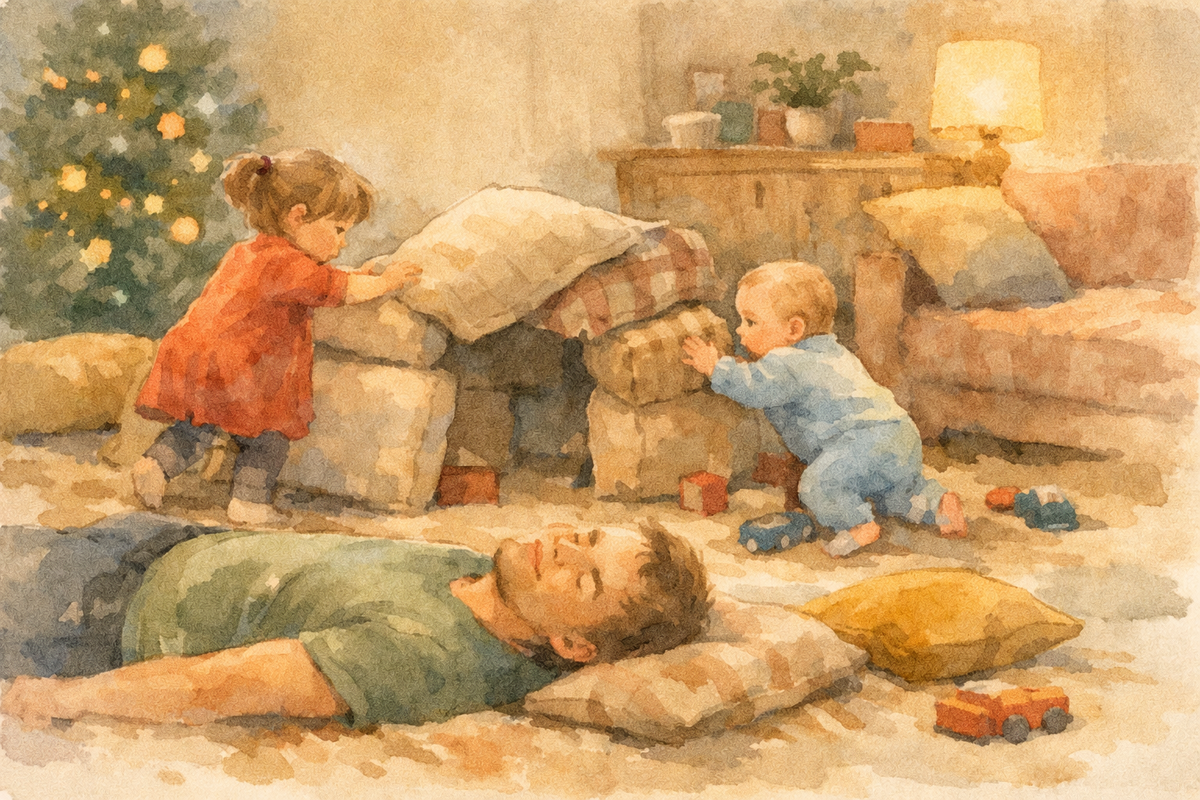 Папа лежит на полу — по важной причине.
Варя строит. Ваня рушит.
Праздник держится именно так.