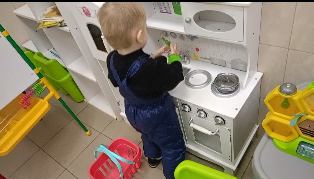 Это уже когда от врача вышли. Понравилась ему эта кухонька. Вообще он у нас готовить любит. Готовит кашку и картошку с курочкой😀. Он как подошëл к этой кухоньке, руки сначала вымыл, сунул под кран, а только потом взялся за кастрюльки. Всё как надо 😀. 