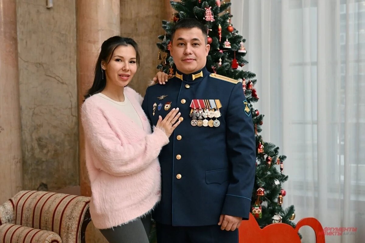    Желания Артём и Анна загадали у ёлки в редакции «АиФ». 2026 год офицер встретил на фронте.