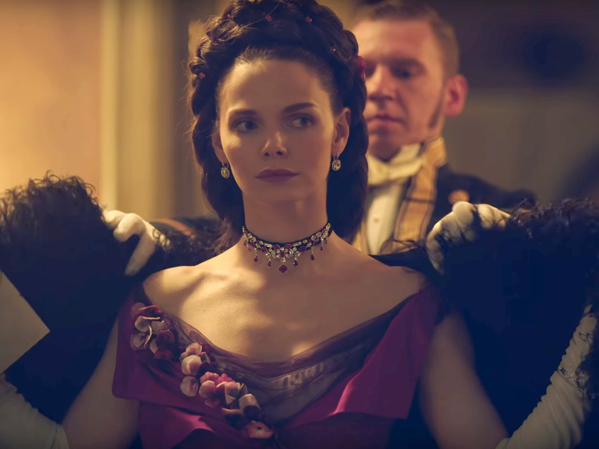 Кадр из фильма «Анна Каренина. История Вронского». Анна перед поездкой в театр. 