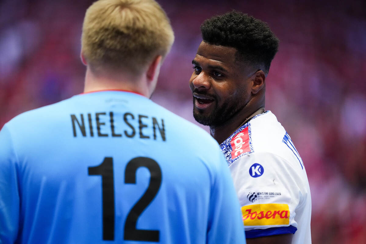    Виктор Итурриса уже догадывается, что в этот вечер ждёт Эмиля Нильсена и его команду