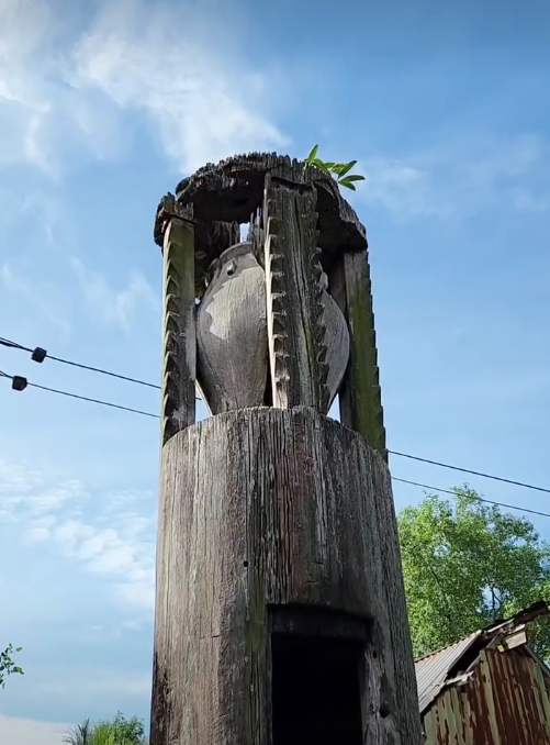 Не очень хорошо сохранившийся погребальный столб