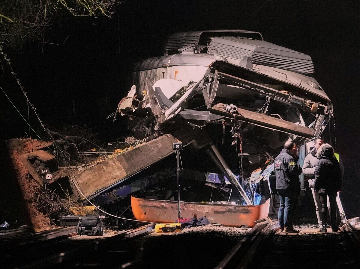    Экстренные службы на месте схода с рельсов поезда из-за обрушения подпорной стены на железнодорожные пути в Желиде, Испания | © AP Photo / Joan Mateu Parra