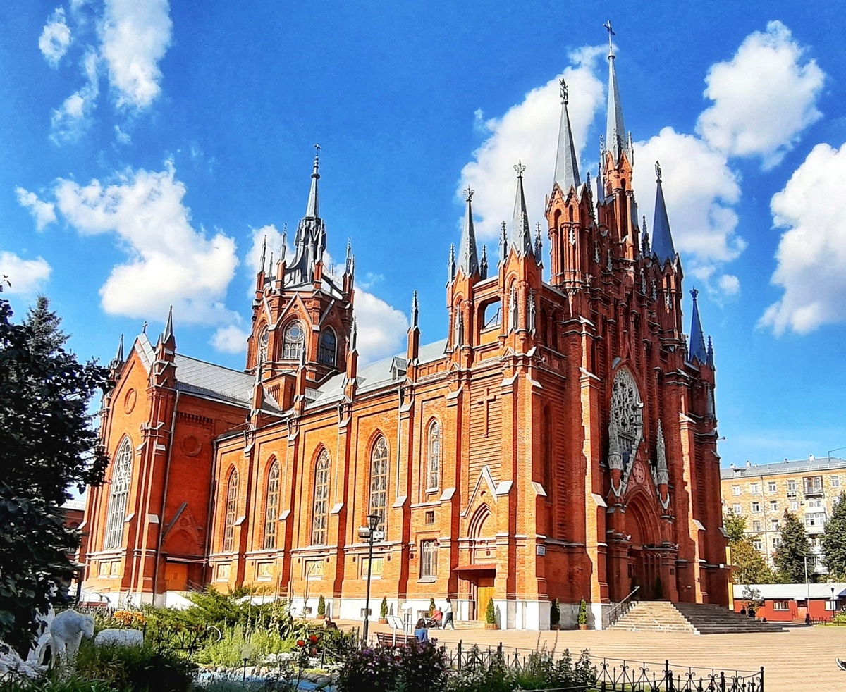 Собор Непорочного Зачатия — шедевр готики на Малой Грузинской улице.