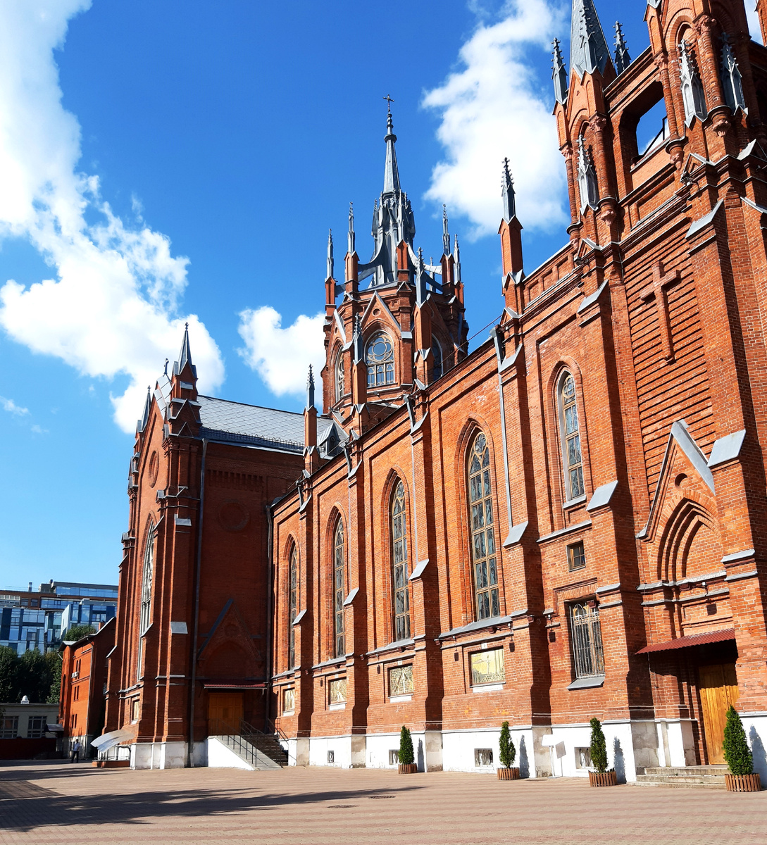 Собор Непорочного Зачатия — шедевр готики на Малой Грузинской улице.