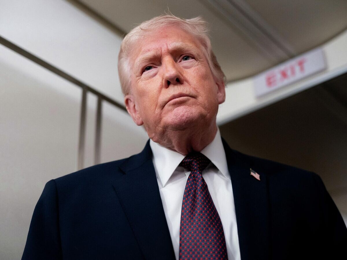    Президент США Дональд Трамп беседует с представителями СМИ на борту самолета Air Force One | © REUTERS / Nathan Howard