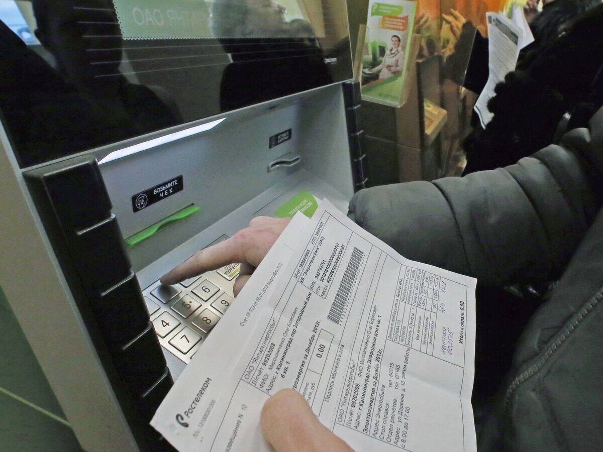    Оплата услуг ЖКХ в Сбербанке.© РИА Новости . Игорь Зарембо