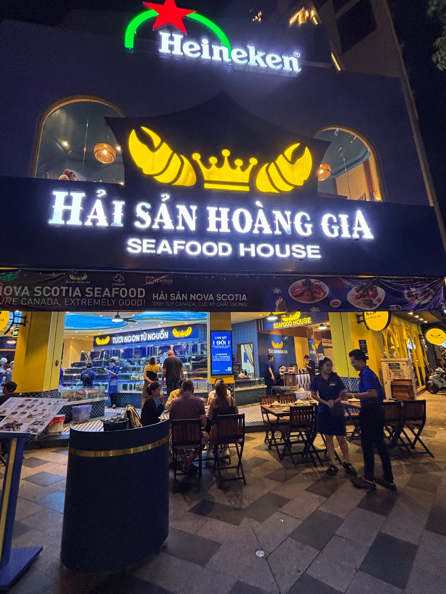 Ресторан с аквариумами 