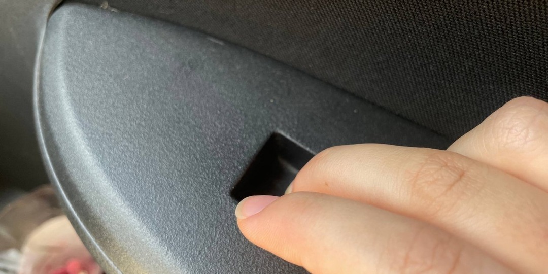 Водителям рассказали, что будет, если зажать две кнопки стеклоподъемника в авто: а вы знаете?