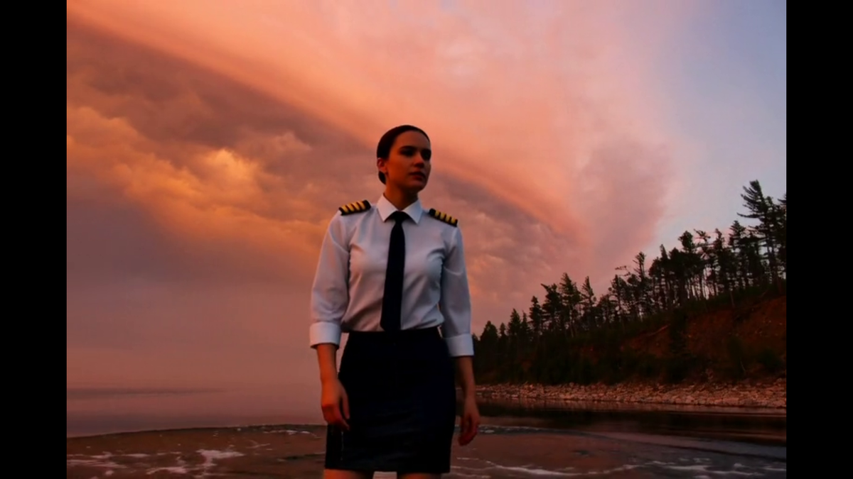 В жестком столкновении самолёта и воздушного шара, стюардессе удаётся выжить.