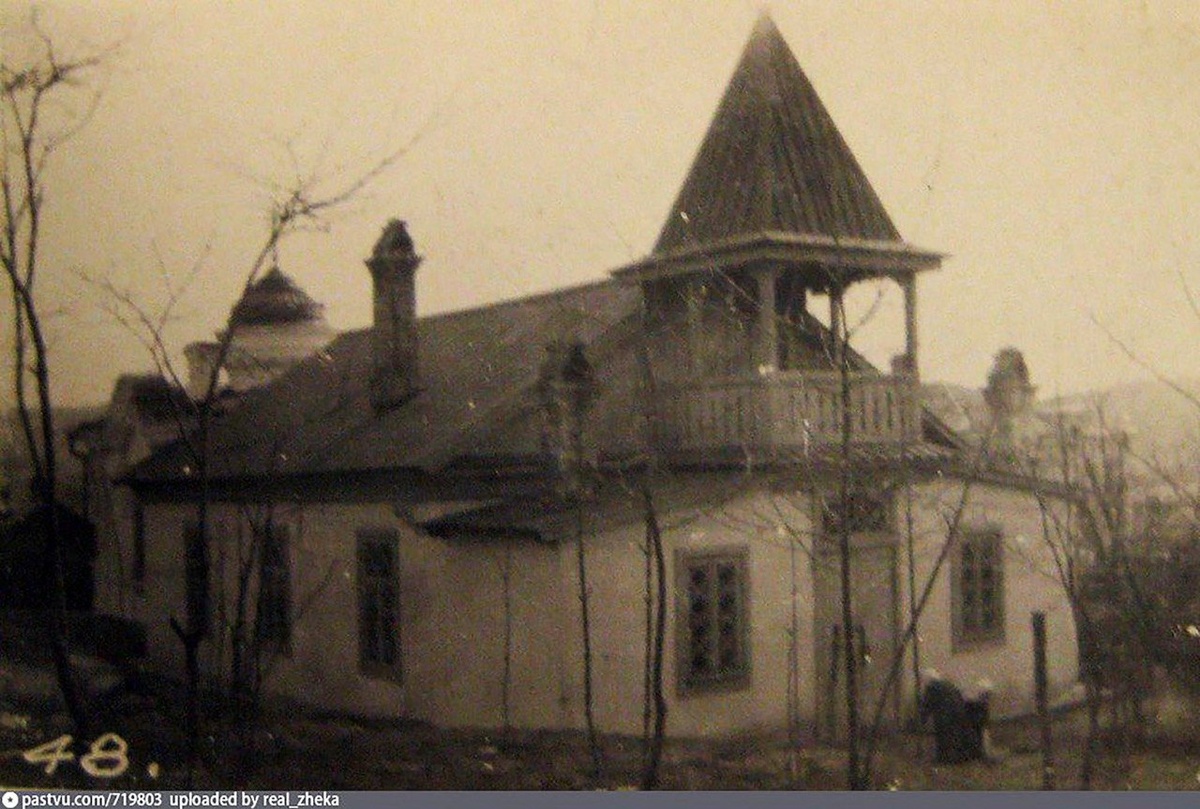 Свято-Никольская церковь на Ивановской. За ней - часовня, служившая алтарём.