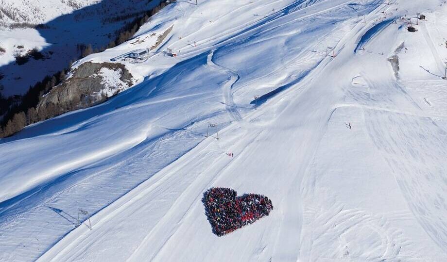Видео: сотни лыжников выстроили сердце на склоне
