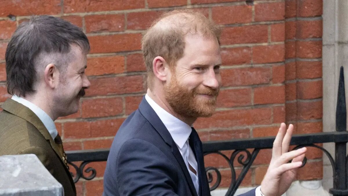 Принц Гарри - да, что-то не очень густо у него на голове