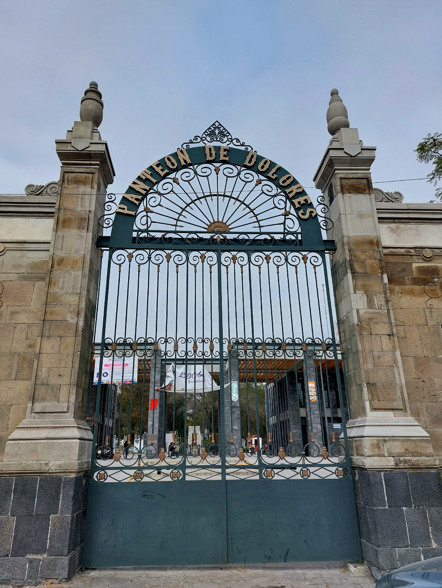 Главный вход на пантеон.