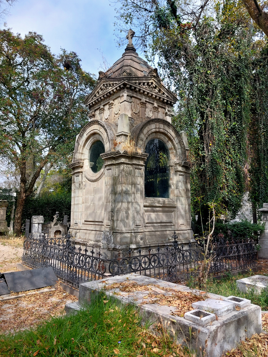 Этот склеп находится недалеко от главных ворот и привлекает внимание.