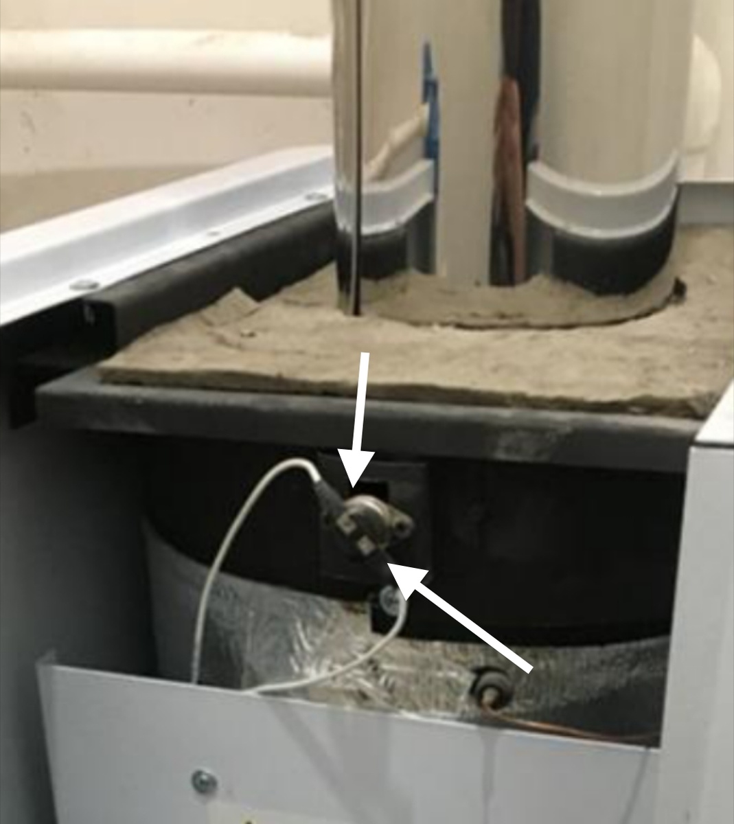 Замерять приходится на этих контактах.