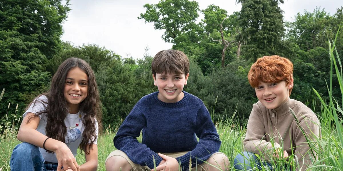 Каст нового сериала про "Гарри Поттера". Слева-направо актёрский состав Арабелла Стэнтон (Гермиона), Доминик Маклафлин (Гарри), Аластер Стаут (Рон).