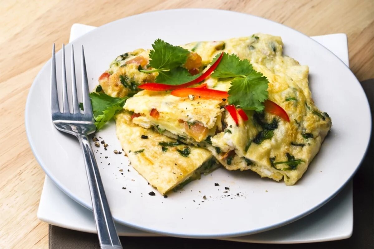    Омлет делается довольно просто, главное, чтобы он получился вкусным.