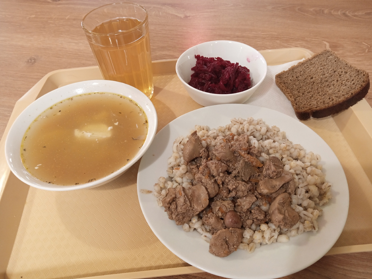 Обед в столовой 