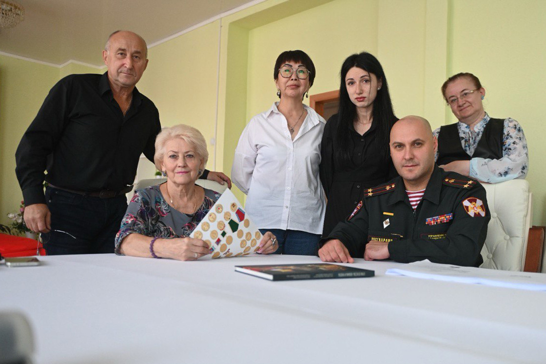   Евгения Иванова (третья слева) с коллегами / Фото: сайт «Вечерний Магадан»