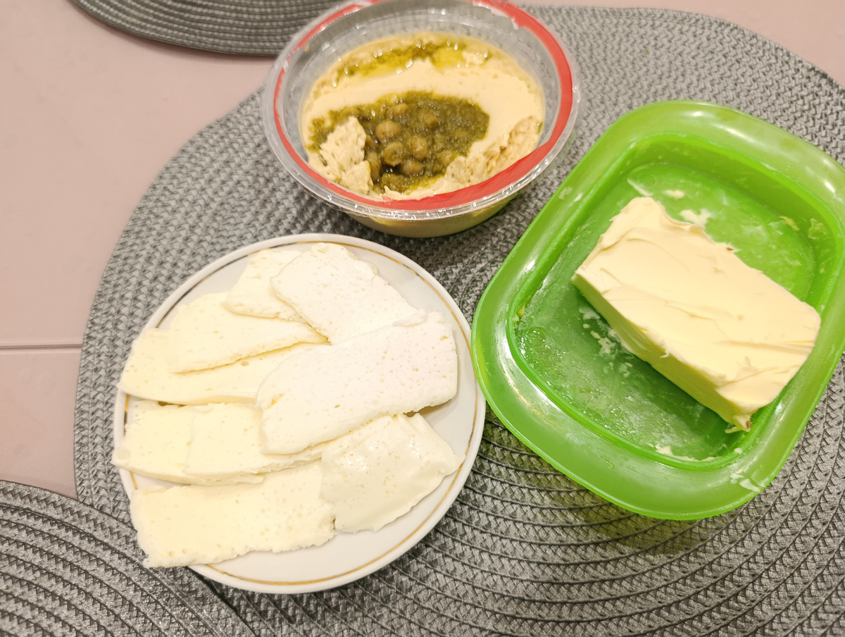 Сыр, масло, хумус