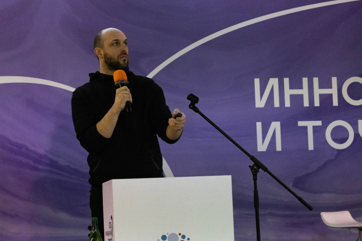 Илья Доровский обучает школьников основам операторского искусства. Фото: Александр Мокеров