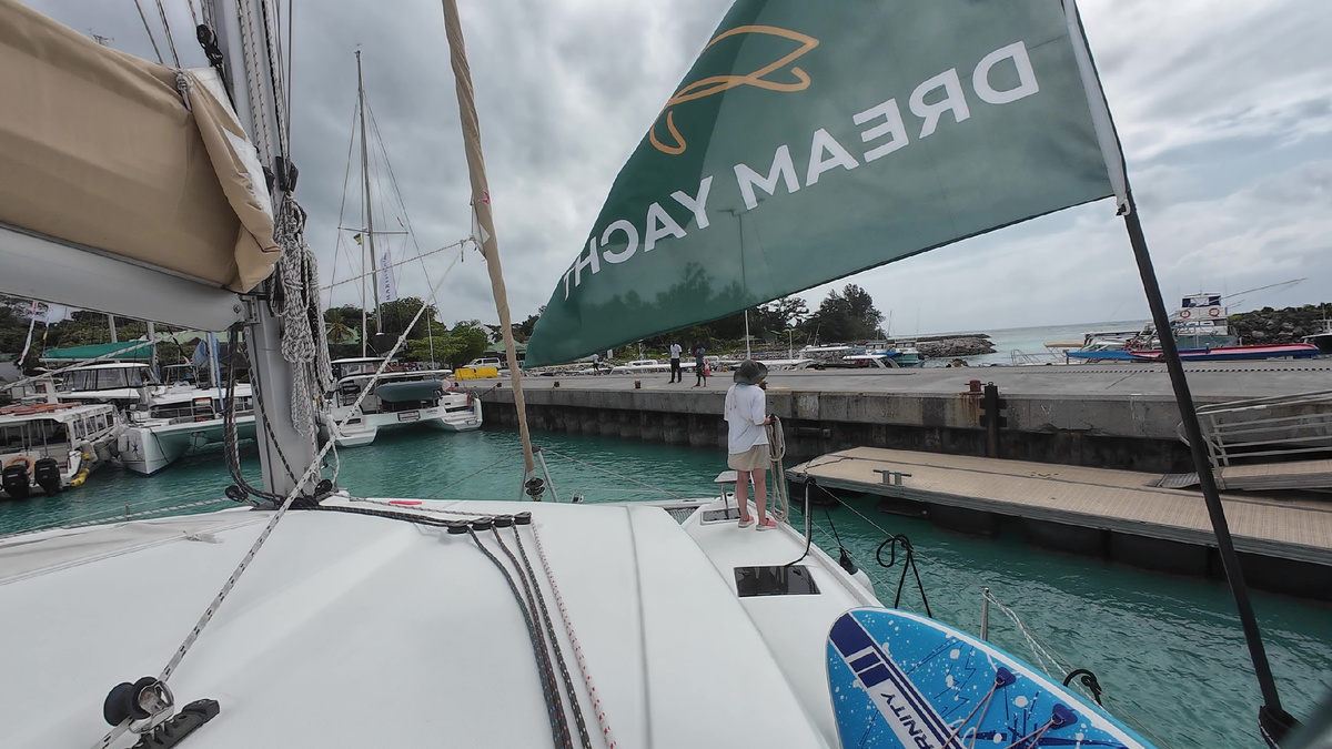 Наше место - межу низким причалом и катамараном.