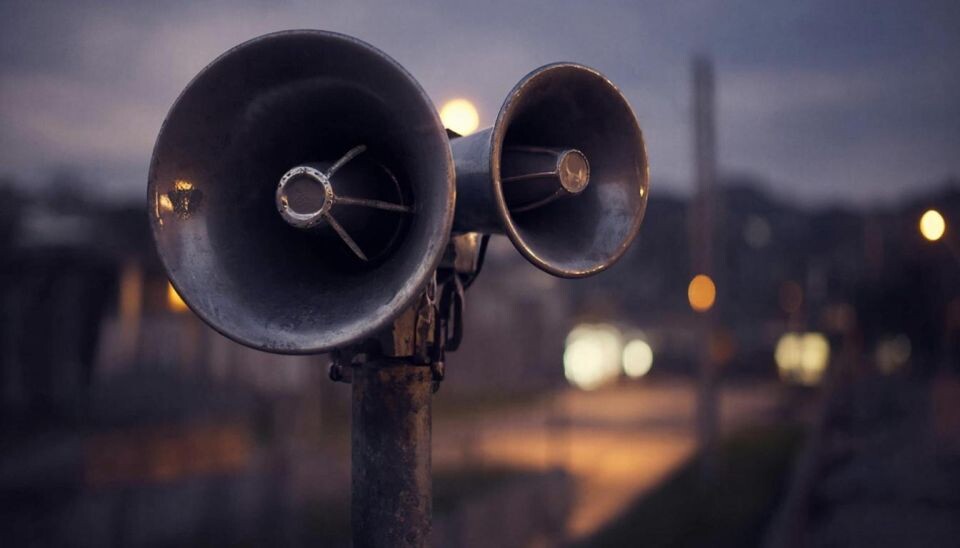    Сирены, тревога. Громкоговоритель. Источник: сгенерировано нейросетью