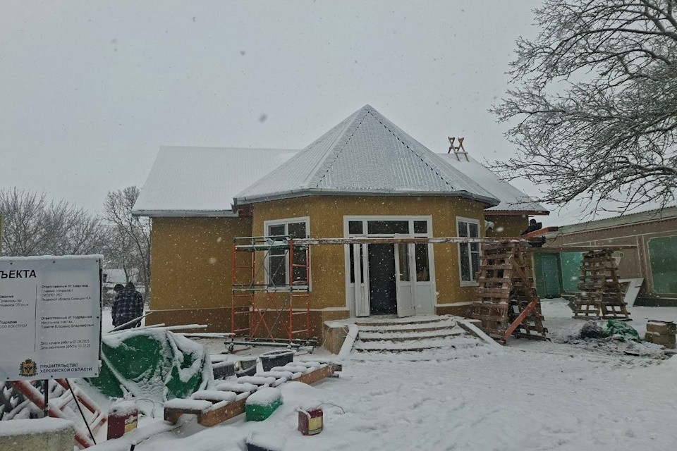    Основные работы по строительству здания позади Фото: министерство культуры ХО